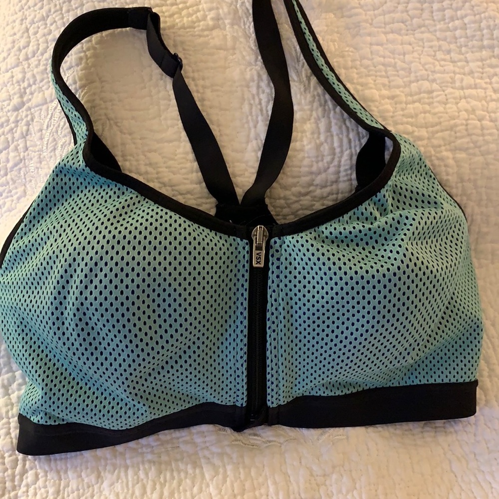 Victoria’s Secret front close sports bra
